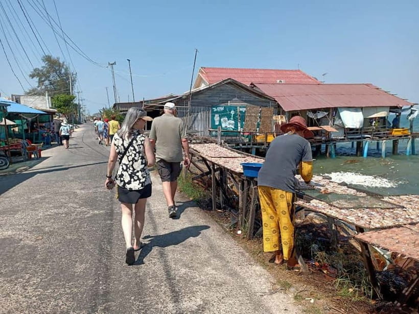 Sihanoukville: Group Shore Excursion from Cruise Port - Golden Lions Roundabout and Ortres Beach