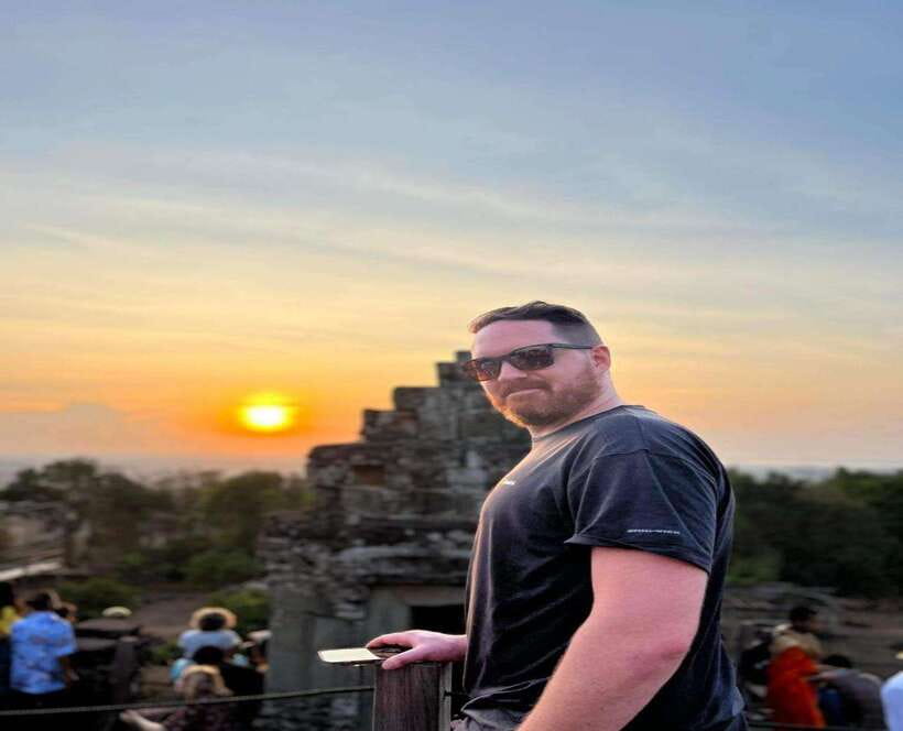 Small-Group Full Day Angkor wat Guide tour with Sun set - Phnom Bakheng sunset: a fitting final stop