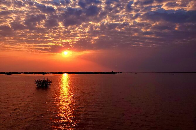 Sunset Dinner and drinks includes a Floating Village cruise tour. - Dinner: buffet or fixed menu?