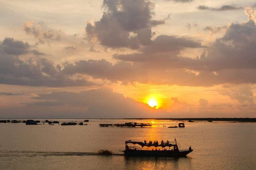 Sunset Dinner Tour: Tonle Sap Lake Floating Village - The Crocodile and Fish Farm stop