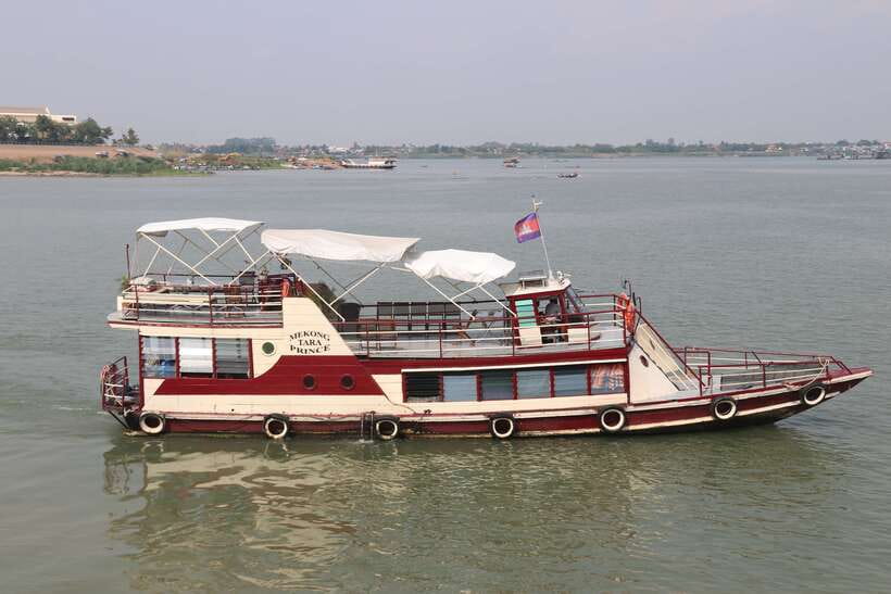 Tonle Sap Cruise & land Tour between Phnom Penh & Siem Reap - BBQ lunch and drinks on board