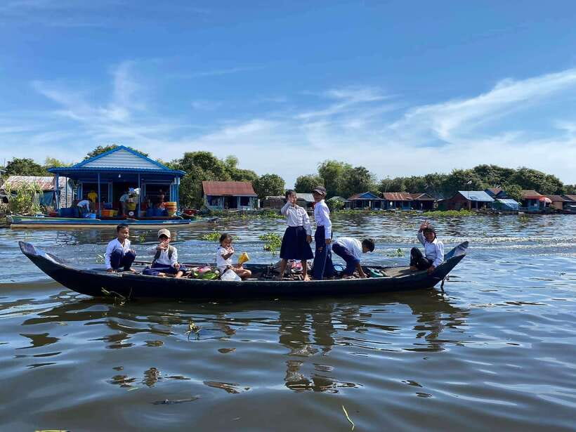 Tonle sap, Kompong Phluk (Floating village) - Entering Kompong Phluk by boat