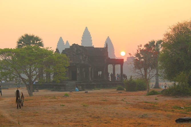 Two Day Angkor Temples Tours - Banteay Samre brings a quieter 12th-century setting