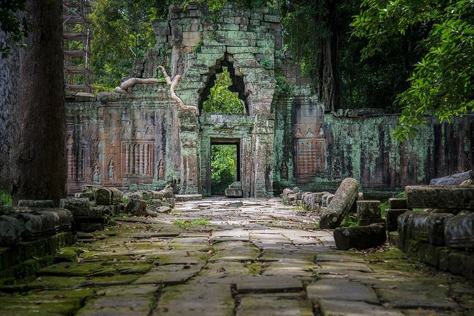 Two-days tour discovering Angkor Wat and Floating Village - Bayon and the faces of Angkor Thom